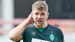 Werder-Stürmer Niclas Füllkrug schaut fragend auf dem Spielfeld.