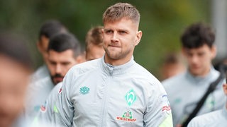 Werder-Stürmer Niclas Füllkrug nach seiner Suspendierung erstmals wieder auf dem Weg zum Trainingsplatz.
