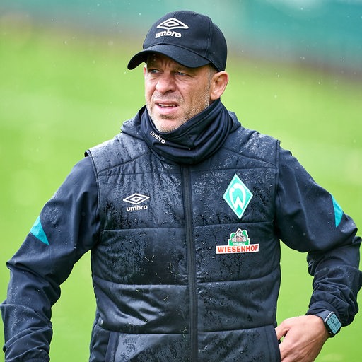 Werder-Trainer Markus Anfang blickt über den Trainingsplatz.