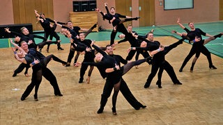 Der Grün-Gold-Club präsentiert in einer Sporthalle in schwarzer Trainingskleidung erstmals seine neue Choreografie "Emozioni".