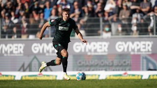 Werder-Stürmer Niclas Füllkrug dribbelt mit dem Ball nach vorne.