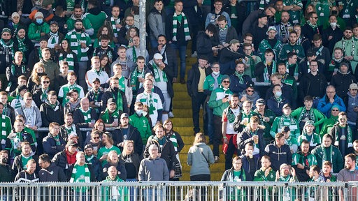 Auf den Tribünen des Stadions in Sandhausen tummeln sich die mitgereisten Werder-Fans.