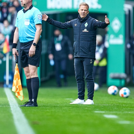 Werder-Trainer Markus Anfang steht fragend mit ausgebreiteten Armen an der Seitenlinie.