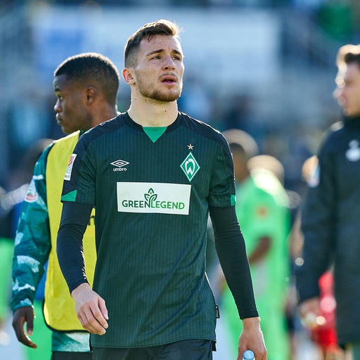 Werder-Spieler Oscar Schönfelder schlendert nach Abpfiff vom Platz.