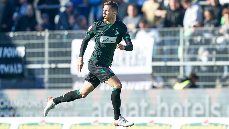 Werder-Spieler Oscar Schönfelder sprintet gegen die Blickrichtung über den Platz.