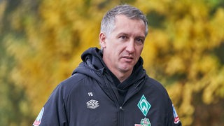 Werder-Sportchef Frank Baumann auf dem Weg zum Trainingsplatz.