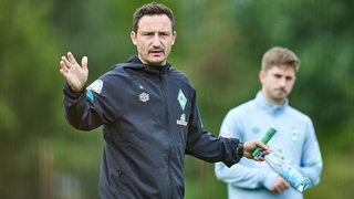 Werders Co-Trainer Florian Junge gestikuliert und erklärt während einer Trainingseinheit.