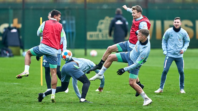 Die Werder-Spieler rangeln im Training um den Ball.