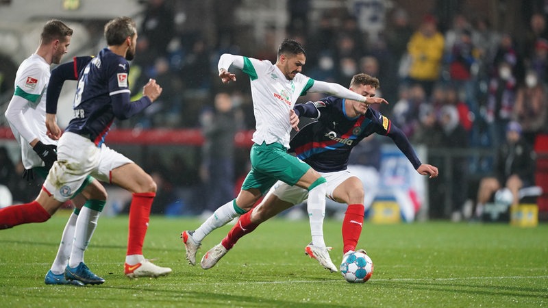 Werders Leonardo Bittencourt treibt den Ball unter Bedrängnis nach vorne.