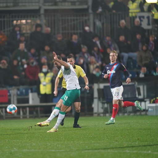 Werder-Angreifer Niclas Füllkrug hebt den Ball zum Tor.