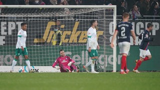 Werders Spieler sind nach einem Gegentor sichtbar frustriert.