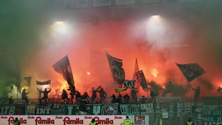 Werder-Fans brennen Pyrotechnik beim Auswärtsspiel in Kiel ab.