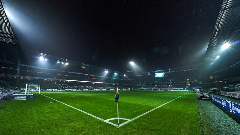 Das menschenleere Weser-Stadion erstrahlt im Flutlicht.
