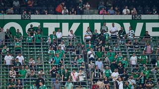 In der Ostkurve stehen und sitzen die Werder-Fans auf teils gefüllten Rängen.