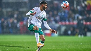 Werder-Stürmer Eren Dinkci nimmt den Ball aus der Luft an.