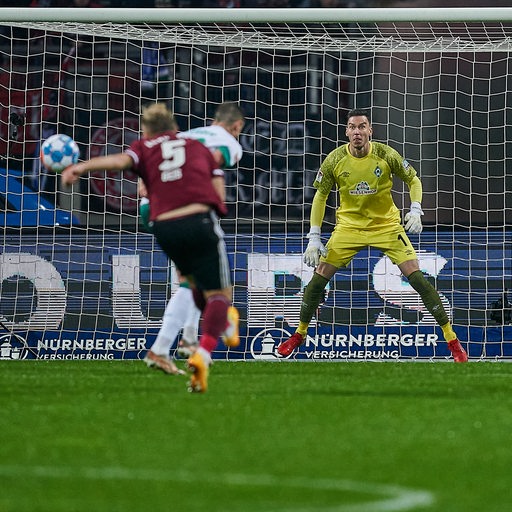 Werder-Torhüter Jiri Pavlenka blickt einem Torschuss entgegen.