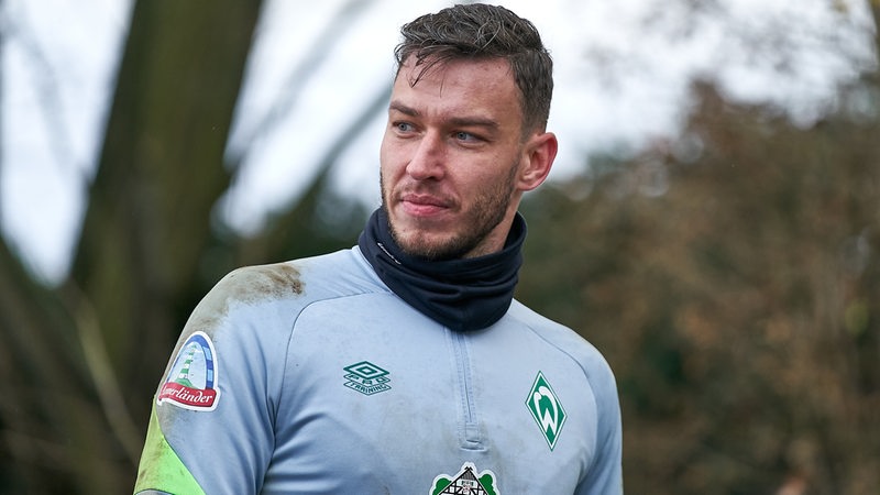 Werder-Torhüter Jiri Pavlenka geht nach dem Training zurück zum Stadion.