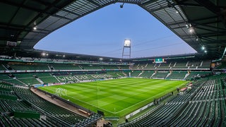 Zu sehen ist das leere Weser-Stadion von innen auf Höhe der Eckfahne.