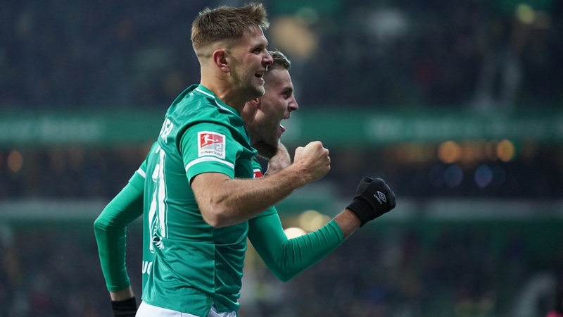 Die Werder-Stürmer Niclas Füllkrug und Marvin Ducksch feiern Arm in Arm den Treffer.