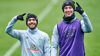 Die Werder-Spieler Leonardo Bittencourt und Marco Friedl posieren gut gelaunt am Rande des Trainings.