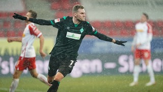 Werder-Stürmer Marvin Ducksch feiert mit ausgebreiteten Armen seinen Treffer gegen Regensburg.