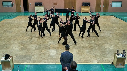 Tanz-Coach Roberto Albanese beobachten in der Trainingshalle den Durchlauf seiner Lateinformation mit der Choreografie "Emozioni".
