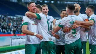 Die Werder-Spieler bejubeln im Spiel gegen Hannover einen Treffer.