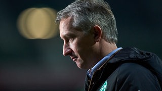 Werder-Sportchef Frank Baumann im Profil, nachdenklich beim Abendspiel im Weserstadion wartet er auf ein TV-Interview.