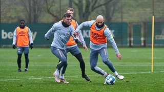 Toprak, Groß und Schönfelder kämpfen im Training um den Ball.