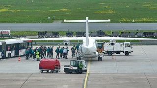 Im Mai 2021 steigen die Spieler von Werder Bremen auf dem Rollfeld in Bremen in ein Flugzeug.