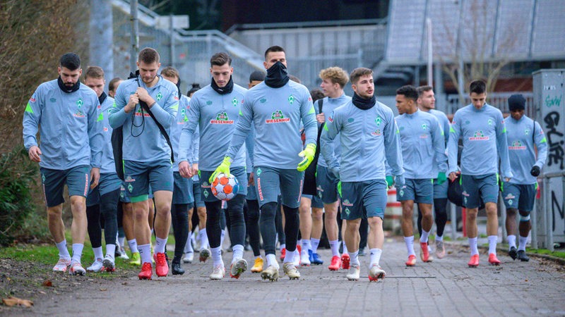 Die Werder-Spieler gemeinsam auf dem Weg zum Trainingsplatz.