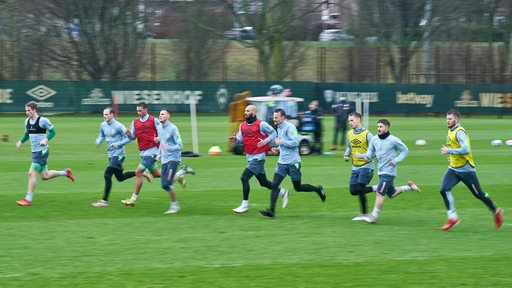 Werder-Spieler sprinten im Training nebeneinander aufgereiht.