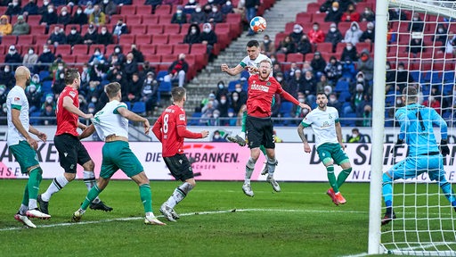 Mehrerer Werder- und Hannover-Spieler liefern sich nach einem Eckball Zweikämpfe.