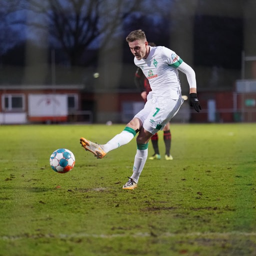Werder-Stürmer Marvin Ducksch schießt einen Elfmeter.