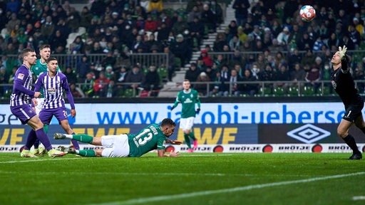 Werders Milos Veljkovic erzielt gegen Aue einen Treffer per Skorpion-Kick.