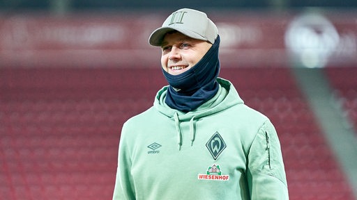 Werder-Stürmer Niclas Füllkrug lächelt an der Kamera vorbei.
