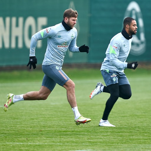 Die Werder-Spieler Niclas Fülkrug und Jean-Manuel Mbom sprinten im Training.