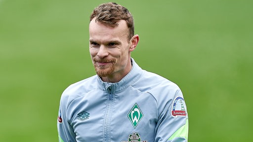 Werder-Spieler Christian Groß lächelt.
