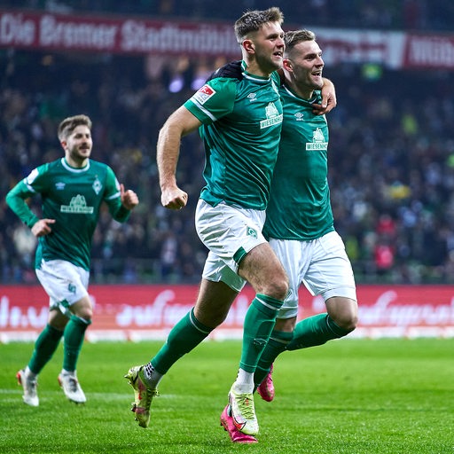 Die Werder-Stürmer Niclas Füllkrug und Marvin Ducksch feiern einen Treffer.