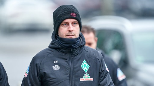 Werder-Coach Ole Werner läuft zum Trainingsgelände.