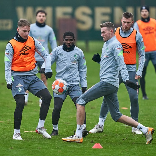 Mehrerer Werder-Spieler kämpfen beim Training um den Ball.