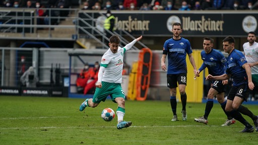 Werder-Spieler setzt zum Schuss an