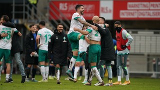 Werder-Spieler bejubeln den Sieg in Paderborn.
