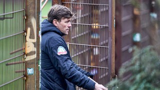 Werders Sportlicher Leiter Clemens Fritz verlässt den Trainingsplatz durch eine Gittertür.