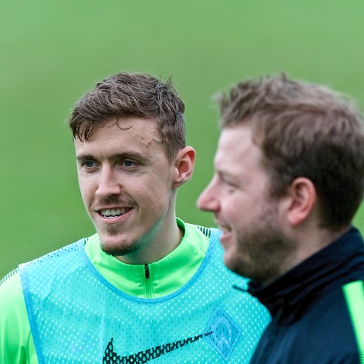 Max Kruse und Werder-Trainer Florian Kohfeldt stehen nebeneinander auf dem Trainingsplatz.