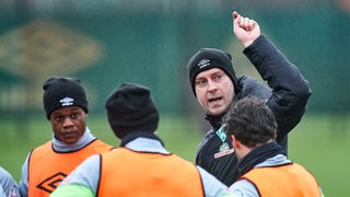 Ole Werner gibt ein Kommando im Training.