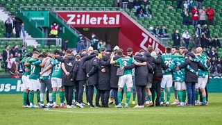 Das Werder-Team bildet einen Kreis nach dem Spiel gegen Ingolstadt.