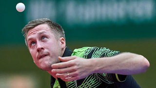 Werders Tischtennis-Profi Mattias Falck fixiert beim Aufschlag konzentriert den Ball in der Luft.