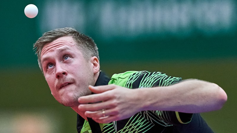 Werders Tischtennis-Profi Mattias Falck fixiert beim Aufschlag konzentriert den Ball in der Luft.