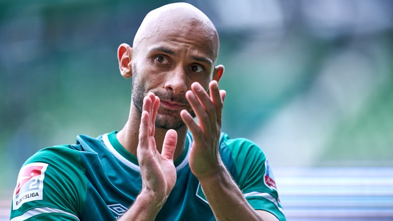 Werder-Kapitän Ömer Toprak applaudiert den Zuschauern.